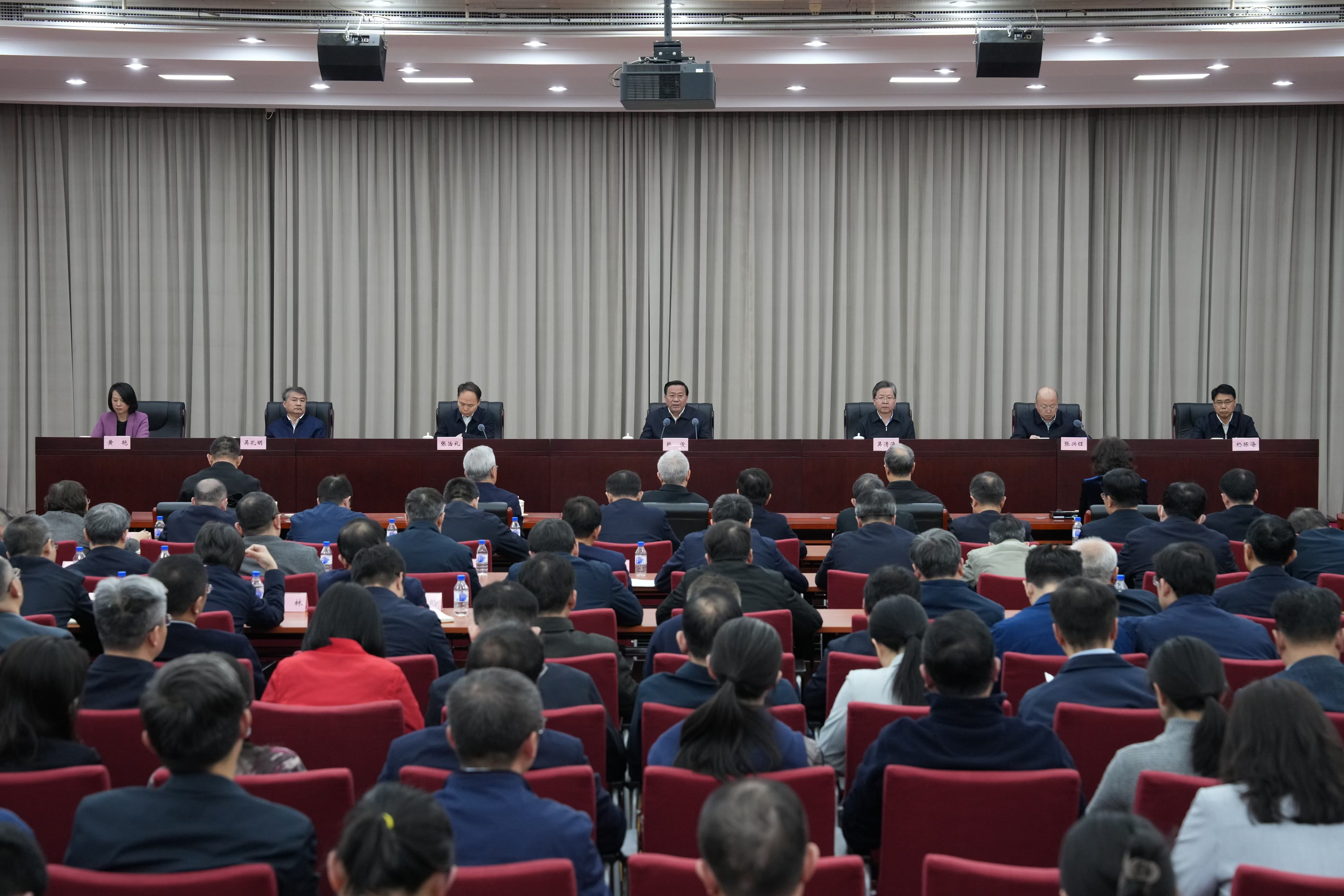 农业农村部召开干部大会强调 深入学习贯彻习近平总书记重要讲话和全国两会精神 扎实有力抓好“三农”重点工作部署落实落地