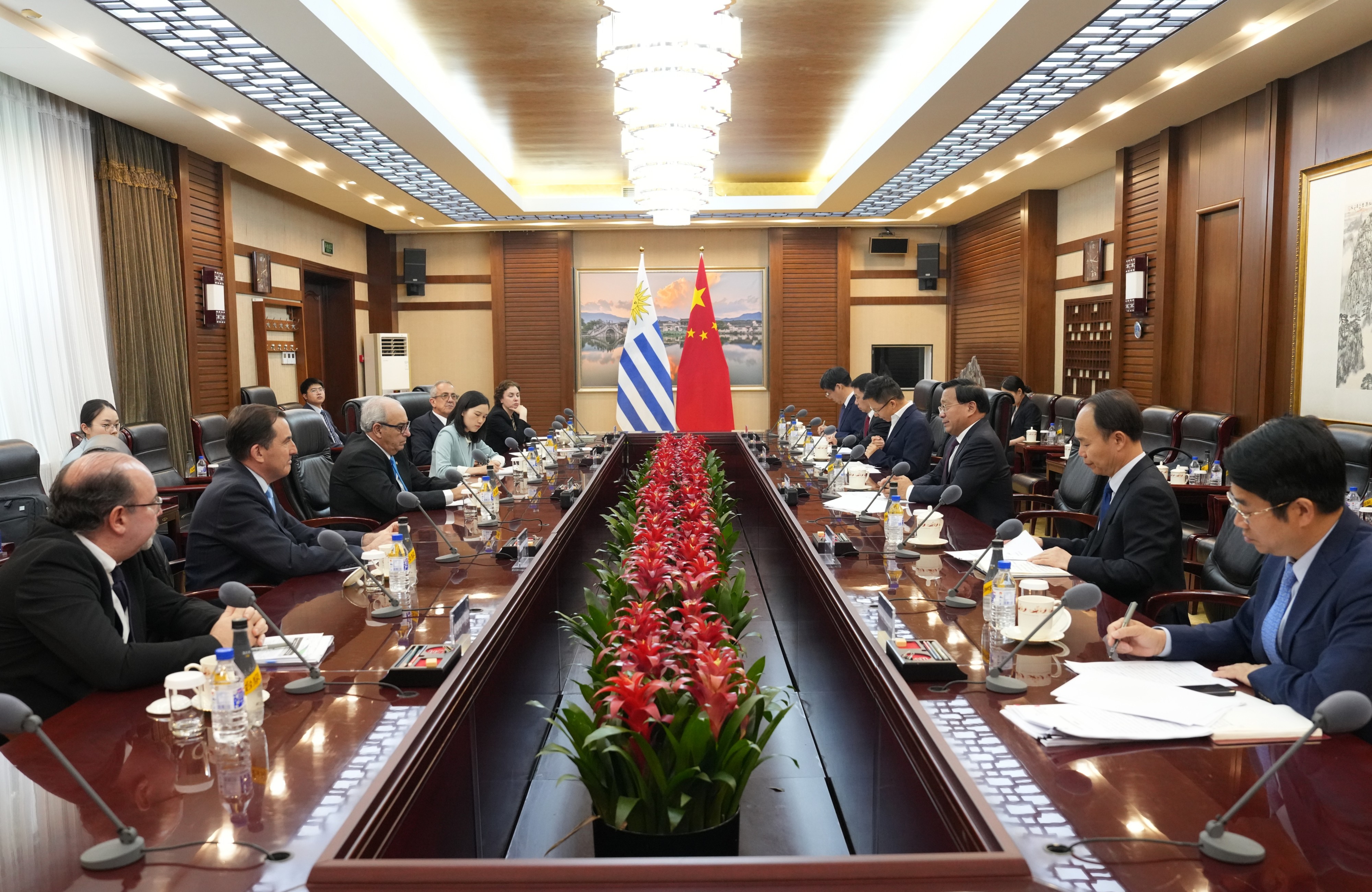 韩俊会见乌拉圭牧农渔业部部长弗拉蒂