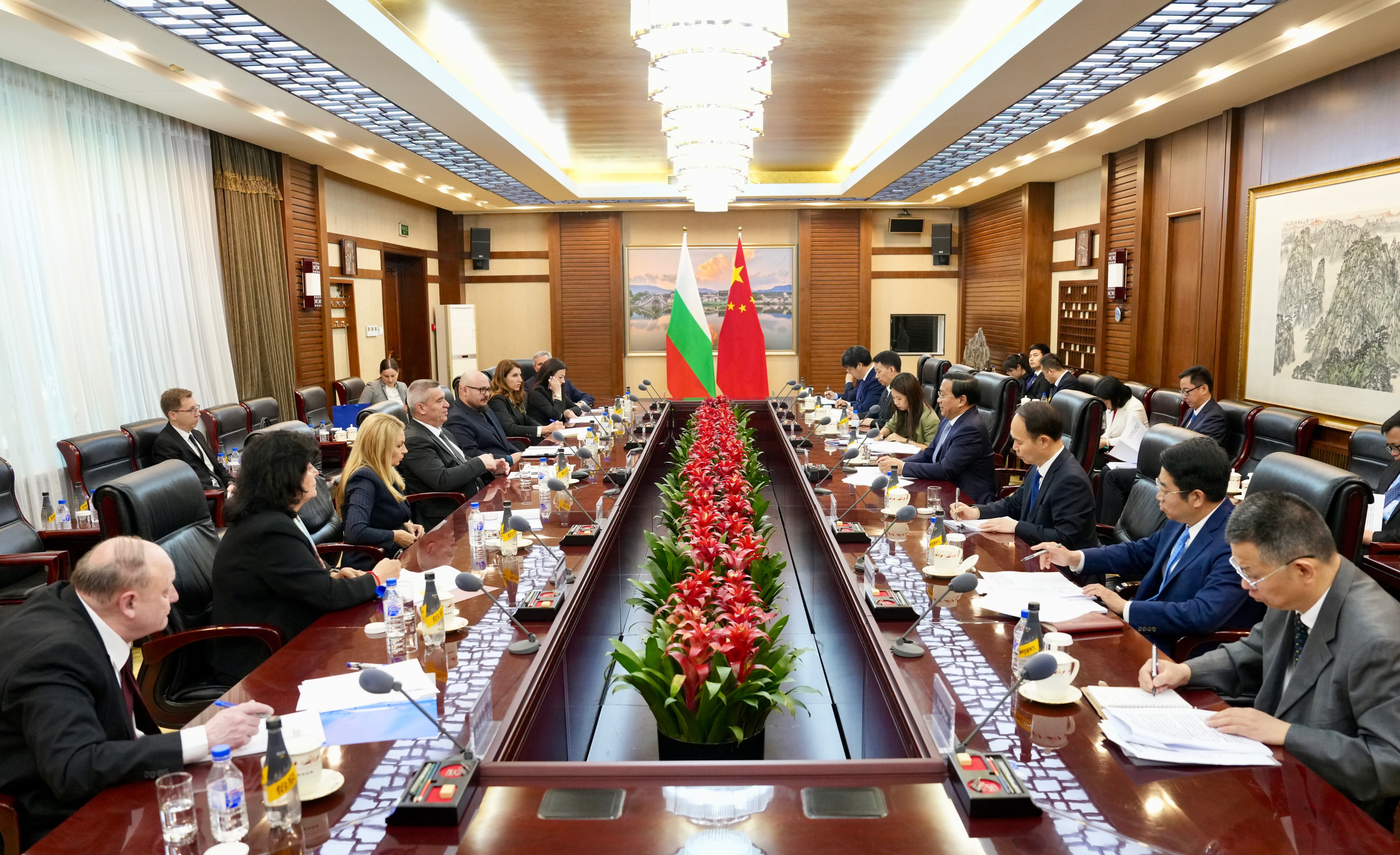韩俊部长会见保加利亚农业和食品部部长格奥尔吉·塔霍夫